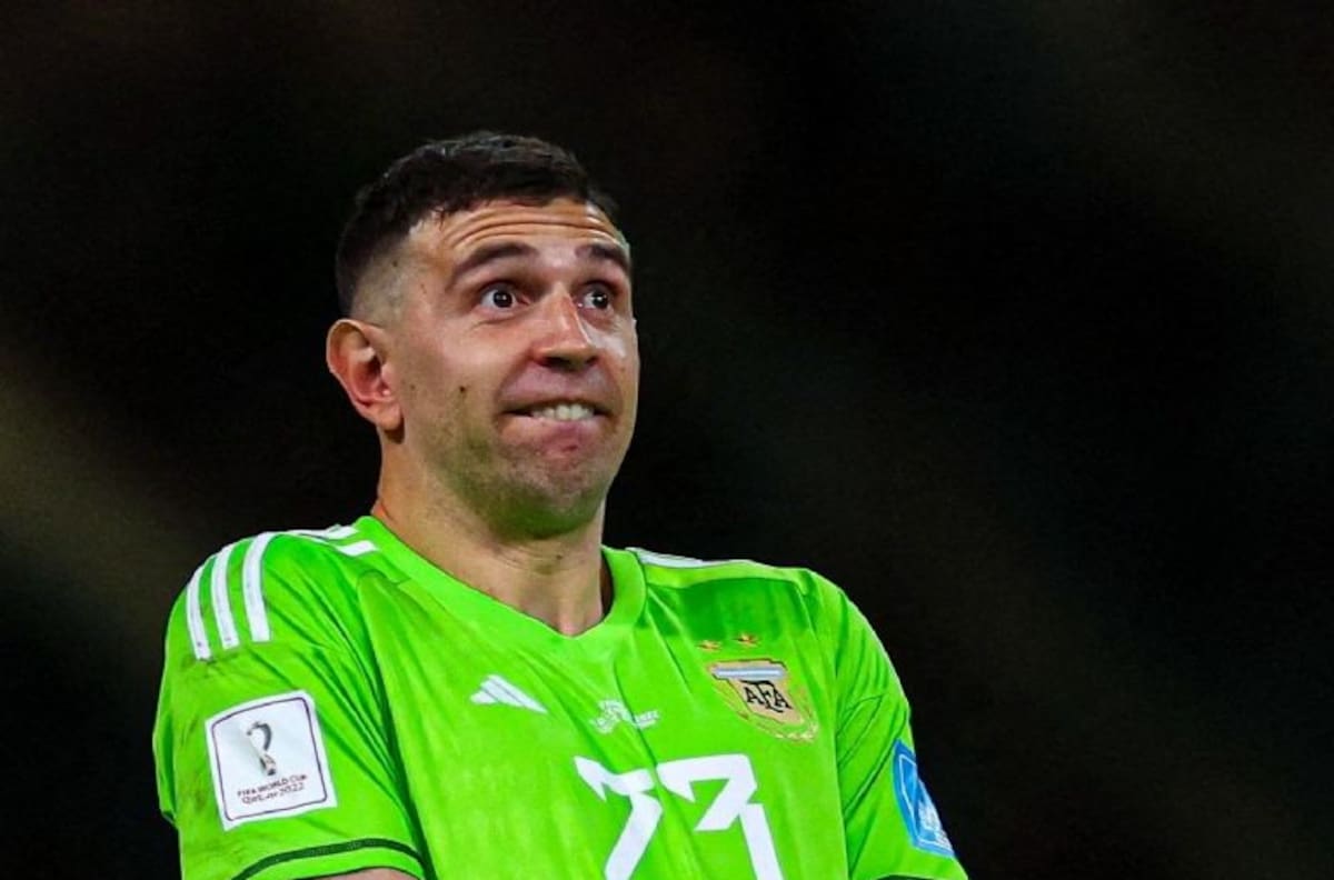 “Ya somos campeones”: Dibu Martínez se burló de la nueva ley de la FIFA que prohíbe distraer en los penales
