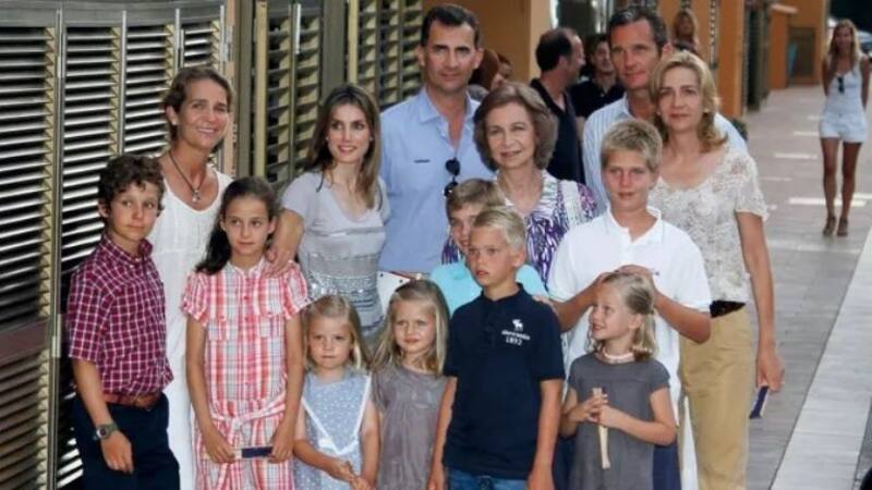 La heredera al trono junto a toda su familia paterna.