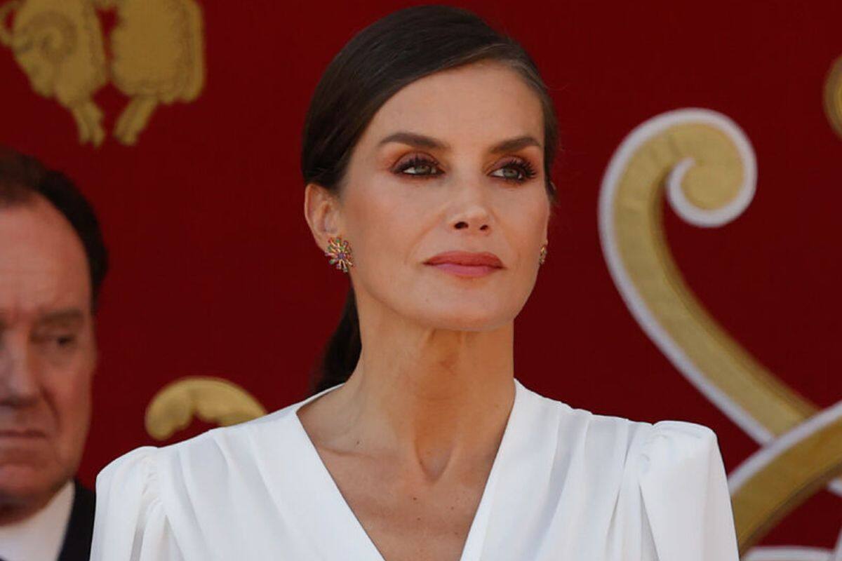 La reina Letizia luce un bolso artesanal en el desfile de las Fuerzas Armadas
