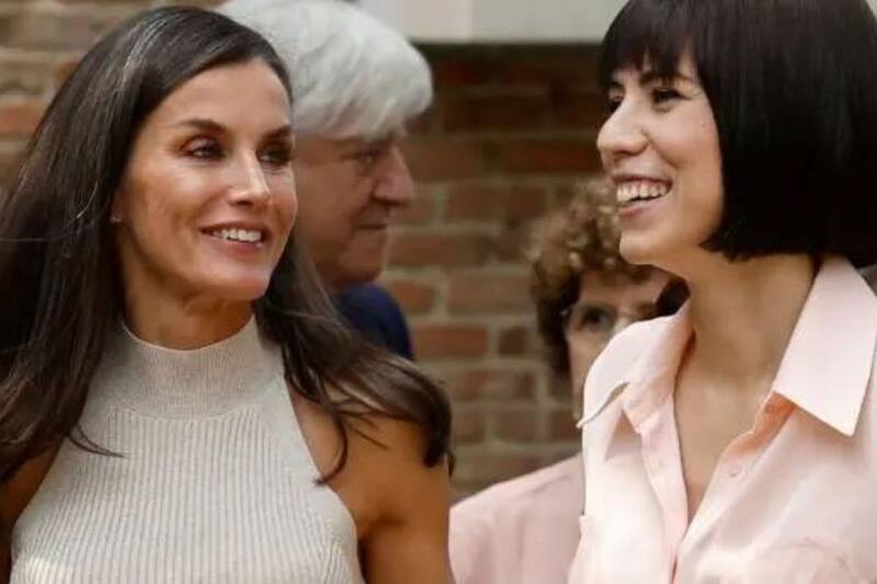 La reina Letizia luce top de punto, pantalón blanco y alpargatas