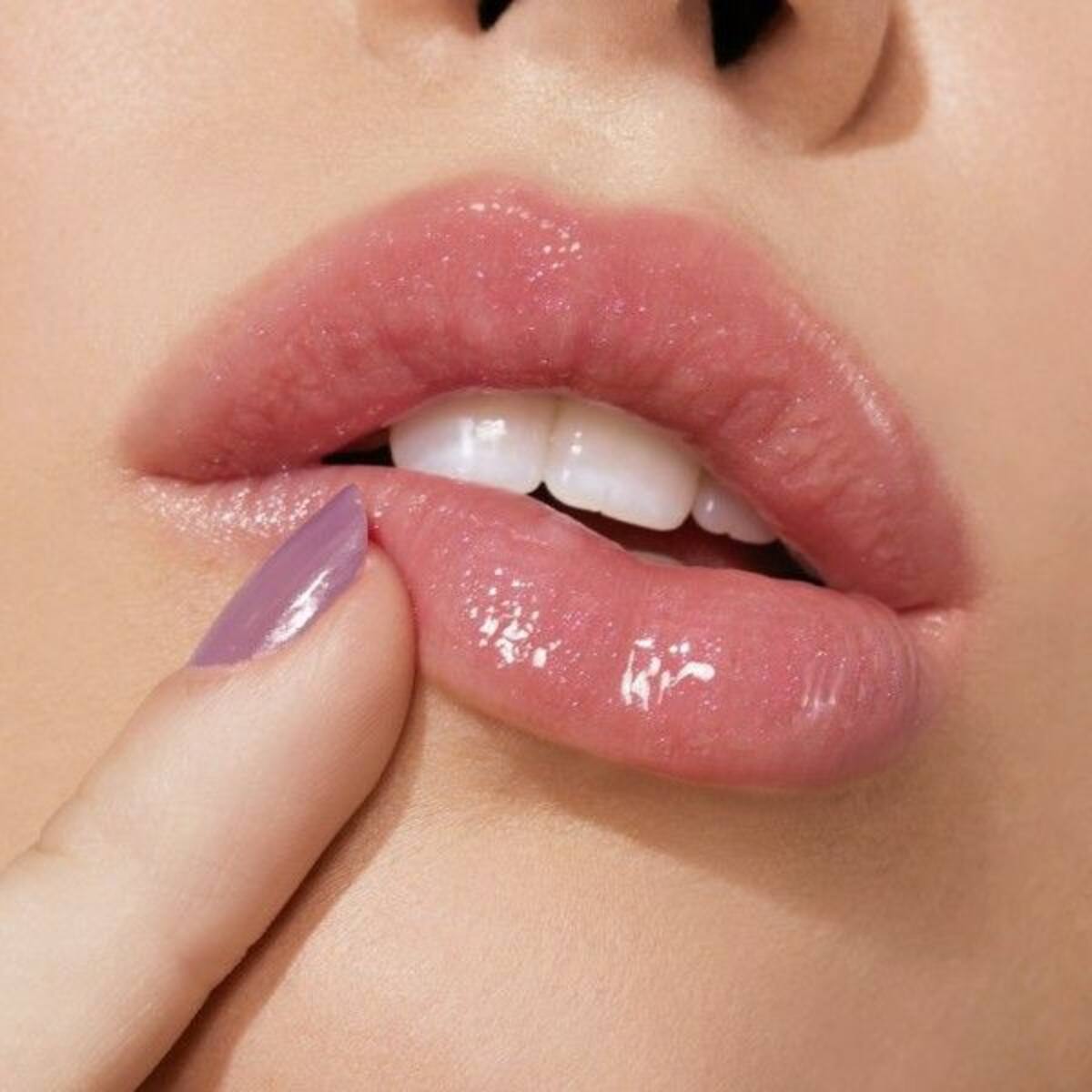 Paso 3: Humecta los labios de manera natural