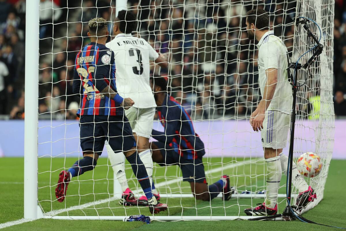 El defensa brasileño del Real Madrid Eder Militao, anotó un autogol contra Barcelona. EFE/Kiko Huesca