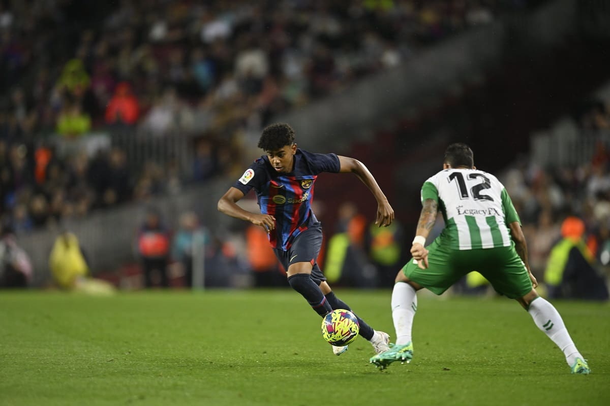 El jugador español de 15 años hizo su estreno oficial en el primer equipo de Barcelona.