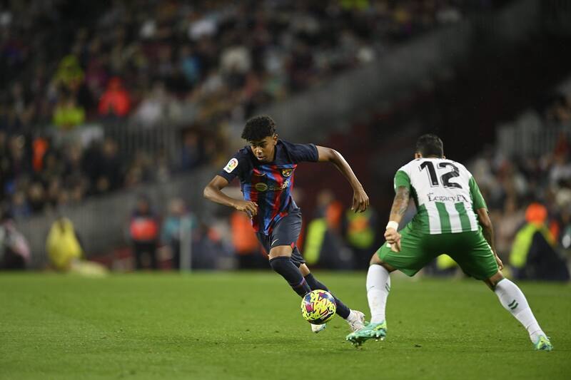 El jugador español de 15 años hizo su estreno oficial en el primer equipo de Barcelona.
