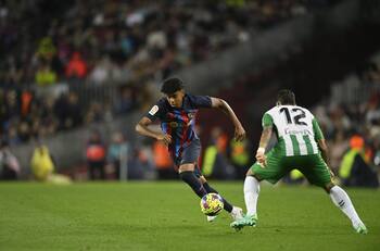 ¿Quién es Lamine Yamal, el jugador de 15 años que debutó en Barcelona ante el Betis de Manuel Pellegrini?