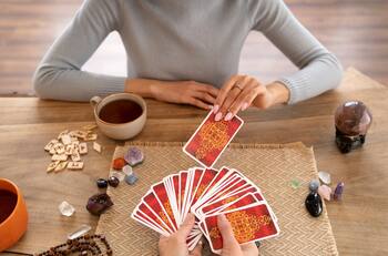 Lectura de Tarot para cada signo del zodiaco: Predicciones para el jueves 5 de octubre de 2023