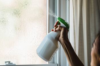 El mejor limpiavidrios casero que ayudan a quitar las manchas más difíciles