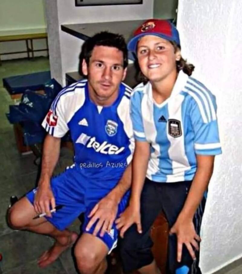 Por medio de redes sociales, Santi presumió su foto con Messi.