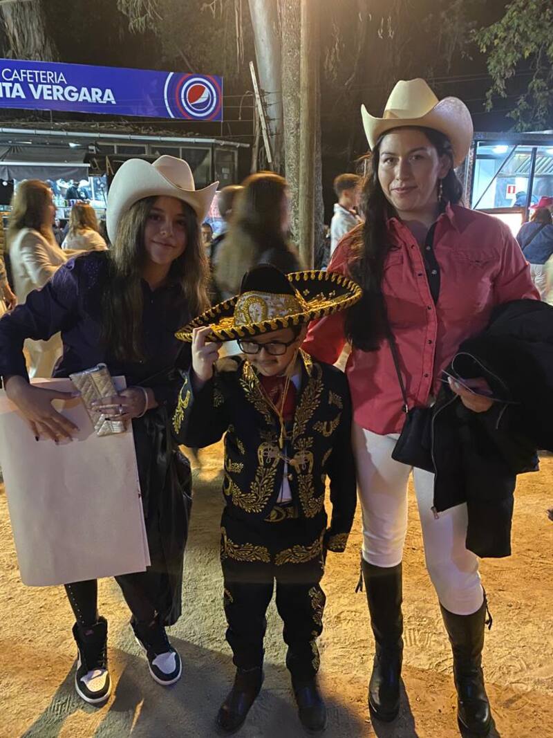 Fans esperando a Alejandro Fernández en Viña 2023