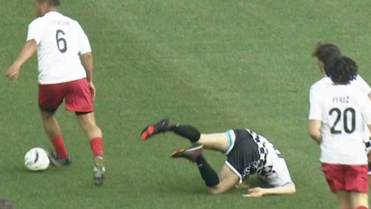 VIDEO | Ferrari da pena en el fútbol: Sainz se lesiona y Leclerc se pierde un gol imposible