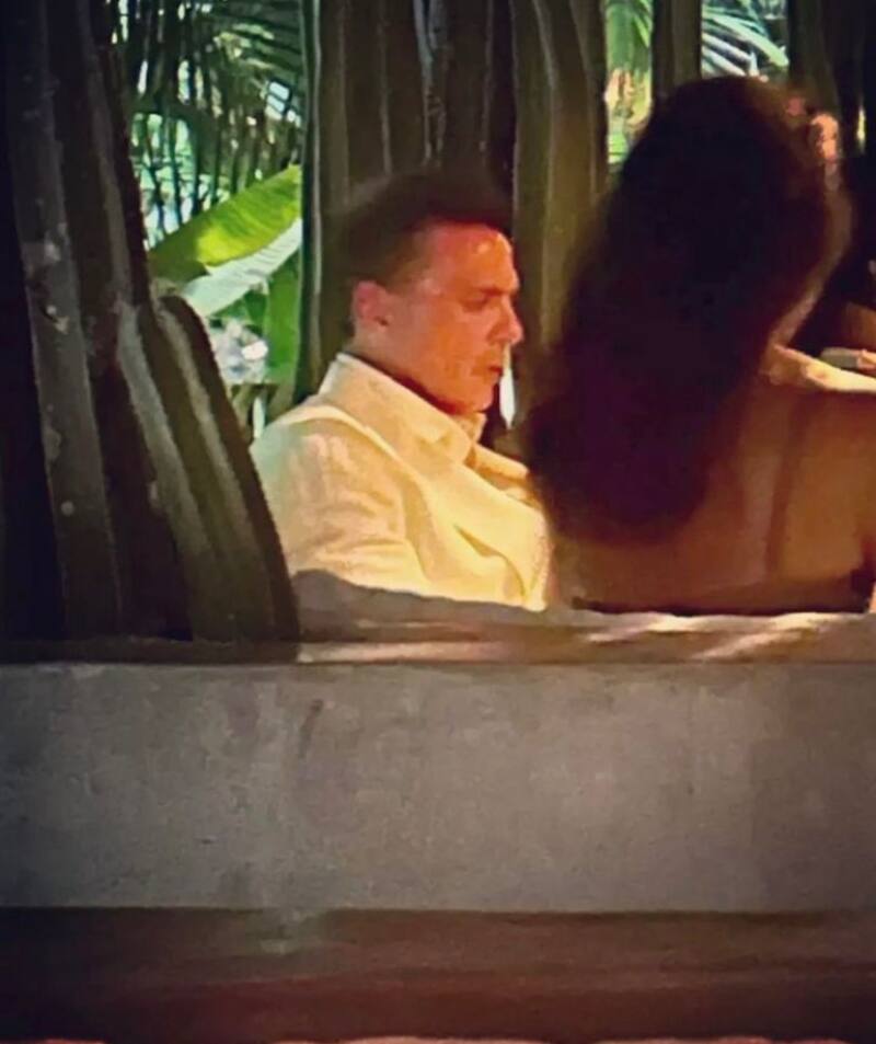 La pareja disfrutando de una velada en Los Cabos