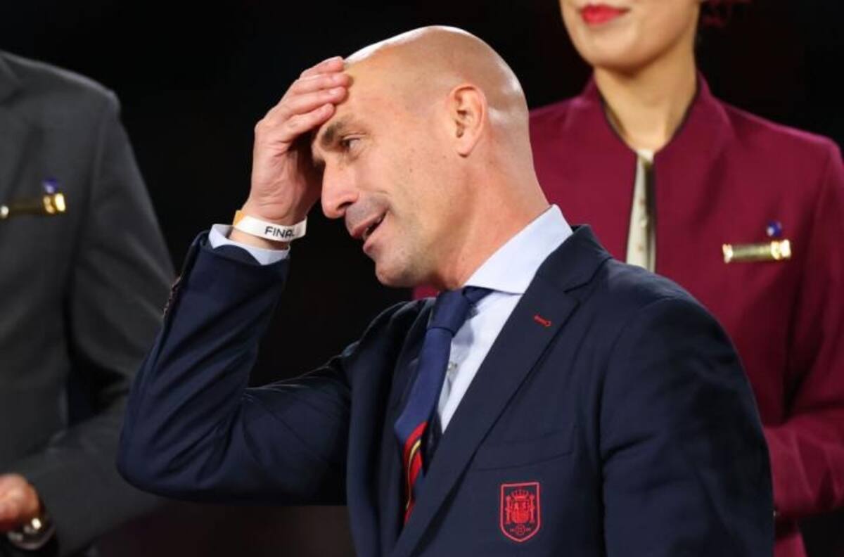 Problemas para Luis Rubiales en España: la FIFA se mete en la polémica y lo sanciona drásticamente