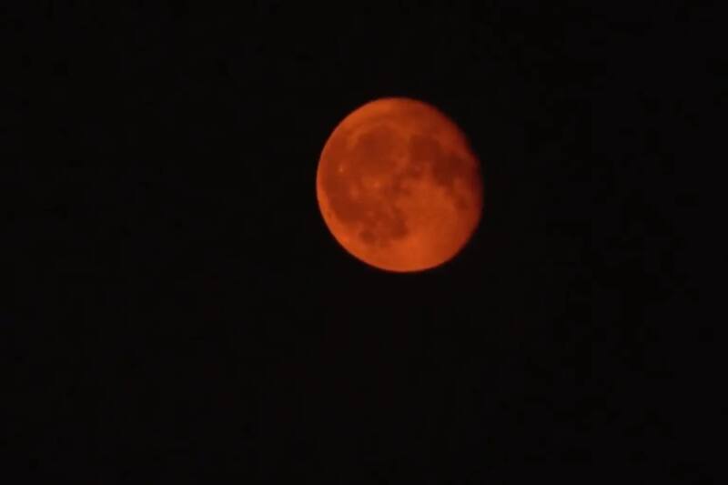 Un fenómeno natural con la luna ocurrió tras los incendios en Canadá.