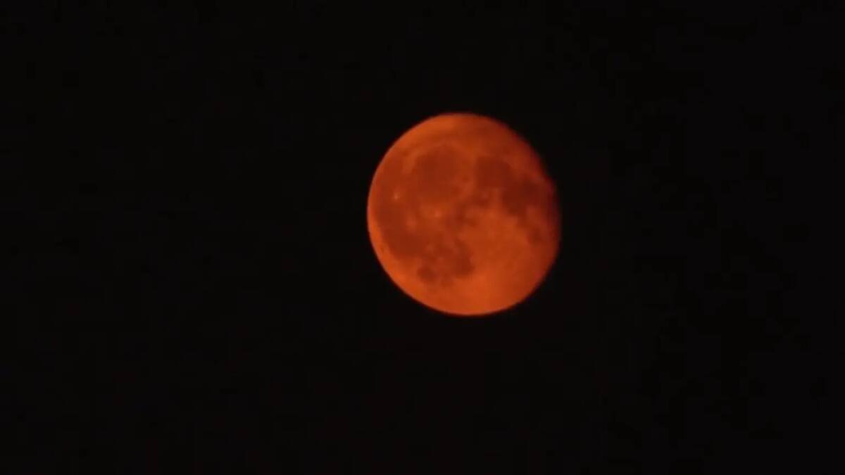 ¿Por qué se vio una luna roja durante los incendios forestales en Canadá?