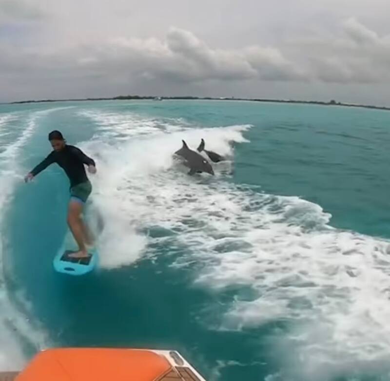 El cantante tuvo unos compañeros muy divertidos en su práctica de esquí acuático