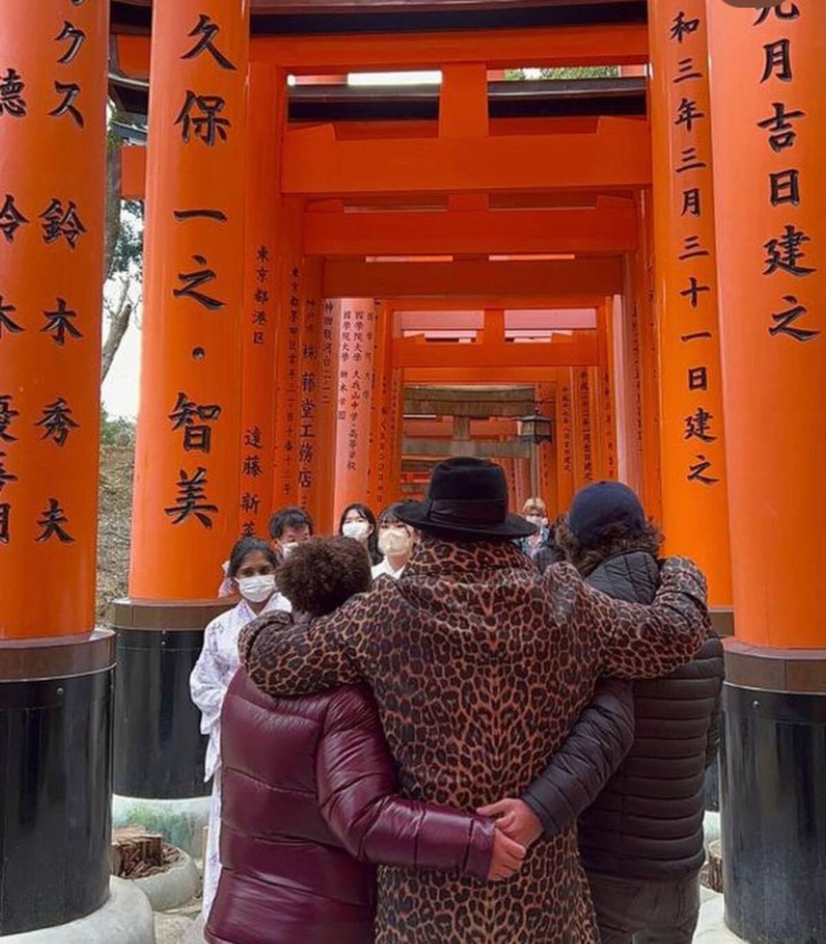 El cantante recorre las calles de Japón