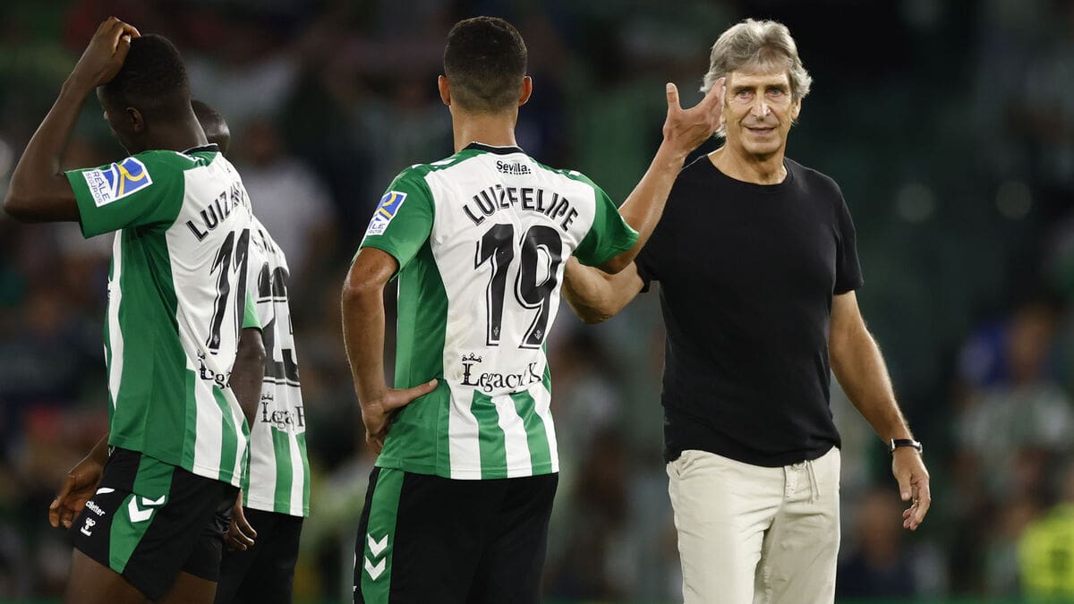 El técnico chileno tendría de vuelta a Héctor Bellerín en la plantilla de Betis.