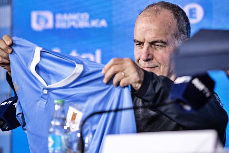 Marcelo Bielsa fue presentado como nuevo DT de la Selección Uruguay en el Estadio Centenario