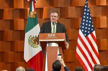 Marcelo Ebrard llama “ignorante” al senador John Kennedy