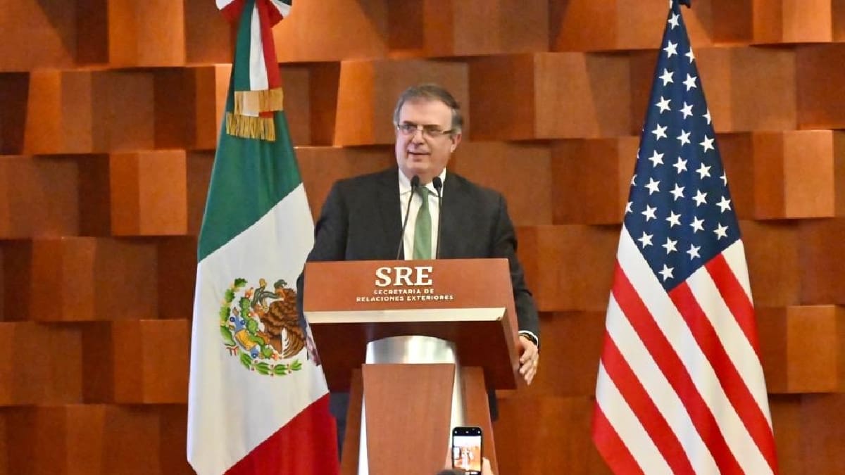 Marcelo Ebrard llama “ignorante” al senador John Kennedy