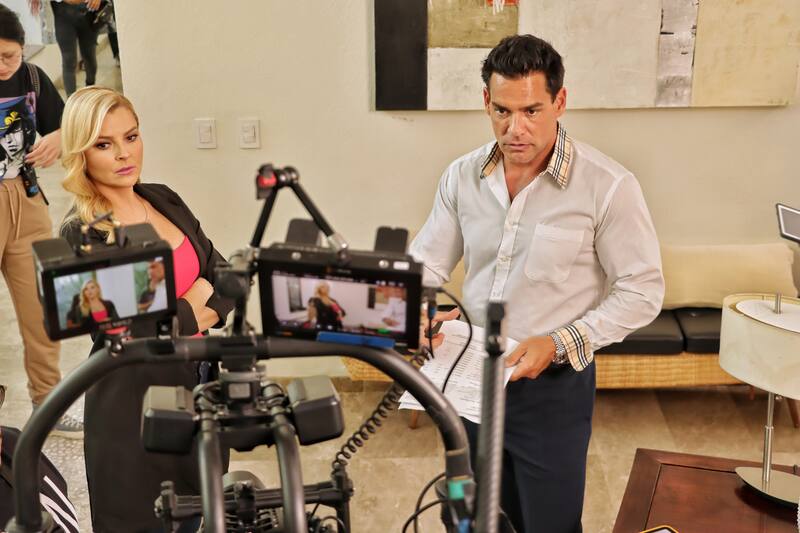 Marjorie de Sousa y Cristián de la Fuente en el set de grabación de "Amores que engañan"