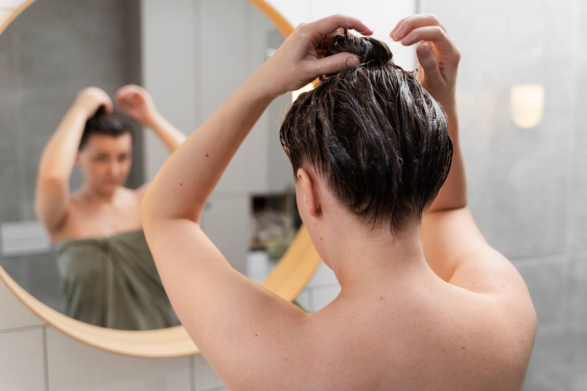 Esta mascarilla te ayudará a salvar las puntas abiertas de tu pelo. (Foto: Freepik)