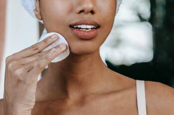 Aclara el vello facial con estas dos mascarillas hechas con ingredientes naturales