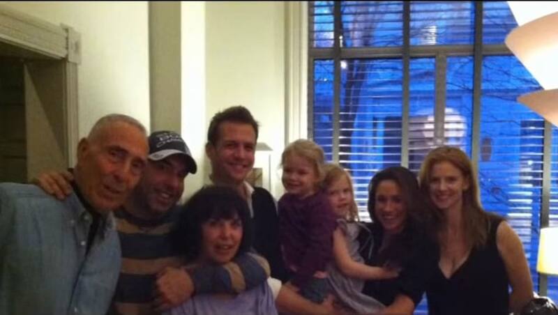 La duquesa de Sussex aparece en recuerdo de Rick Hoffman.