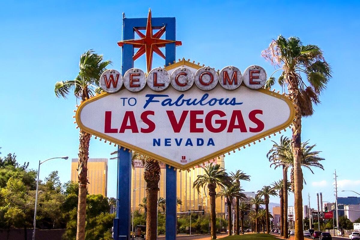 Mexicanos bailan en Las Vegas canciones de Los Tucanes de Tijuana.