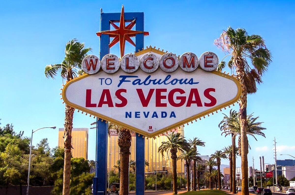 VIDEO | Mexicanos en Las Vegas arman fiesta con canciones como ‘La Chona’ y ‘El Tucanazo’ en plena calle