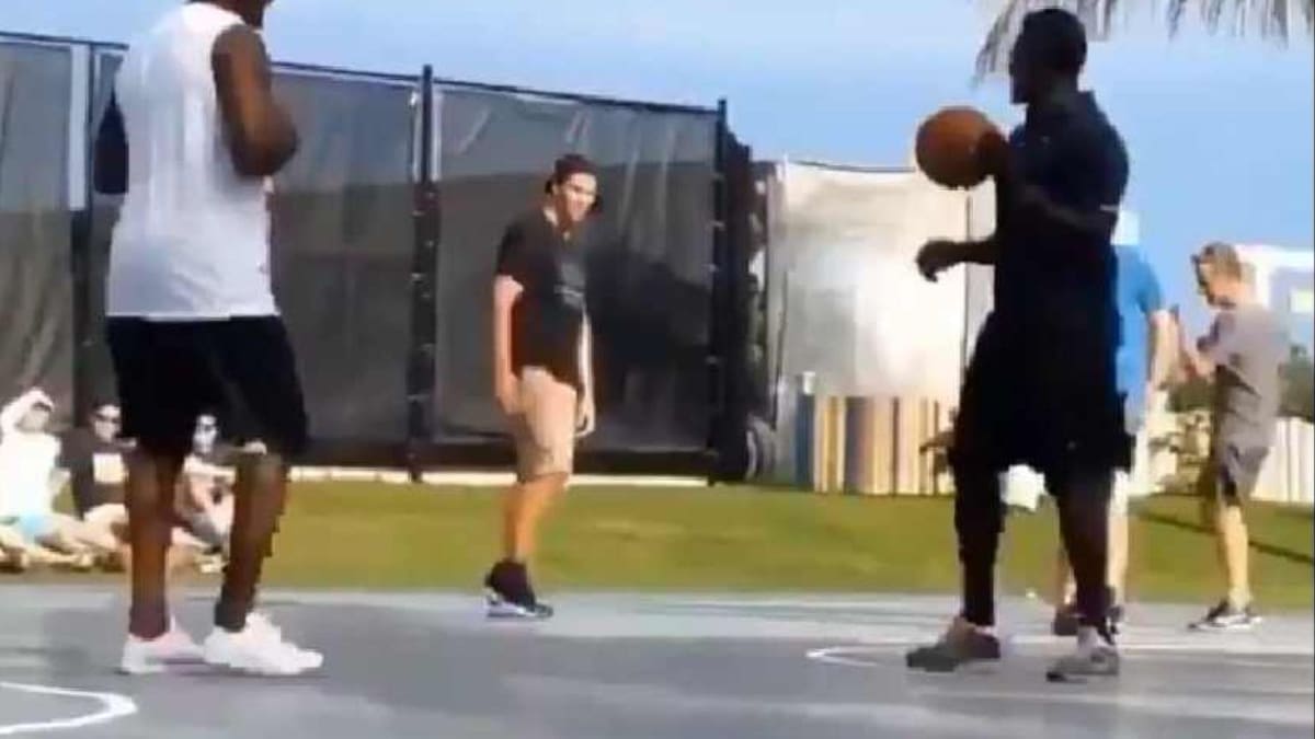 VIDEO | Michael Jordan humilla a jóvenes basquetbolistas a sus 60 años de edad