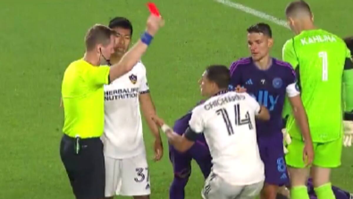 VIDEO | ¡Su primera en 14 años! La expulsión de Chicharito Hernández en la derrota de LA Galaxy por la MLS
