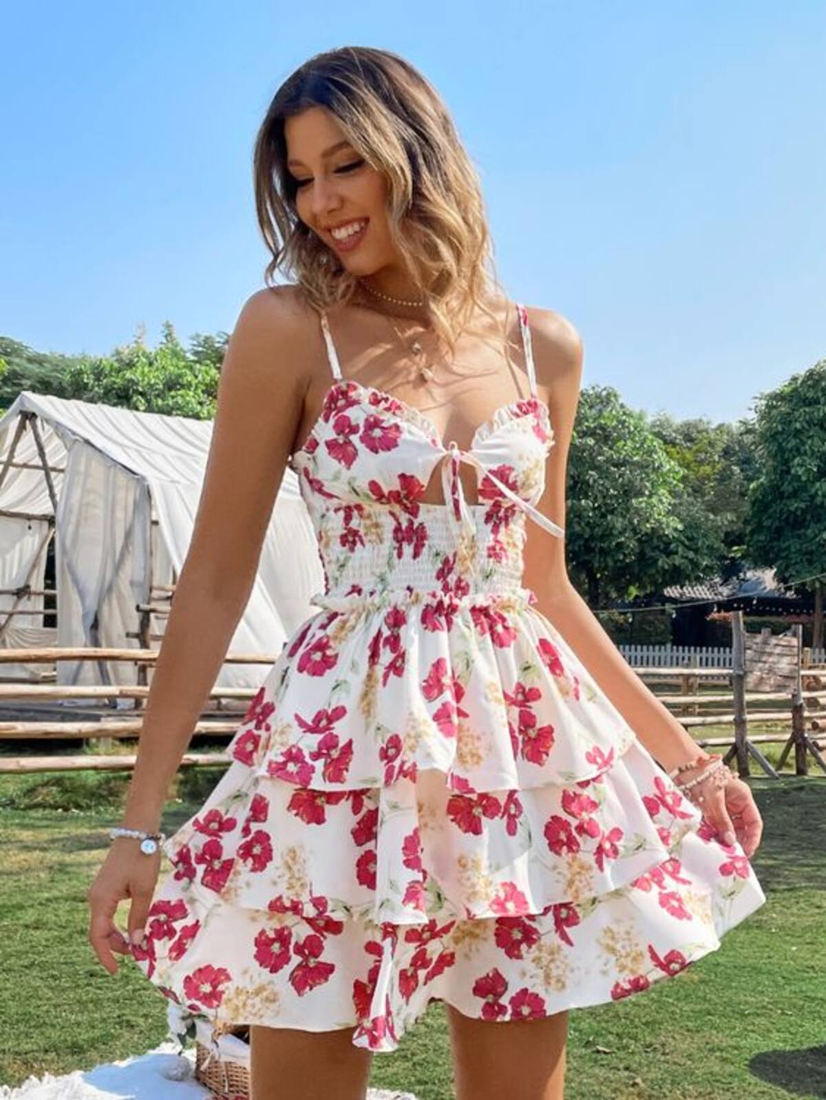 Los vestidos florales te acompañarán en esta época.