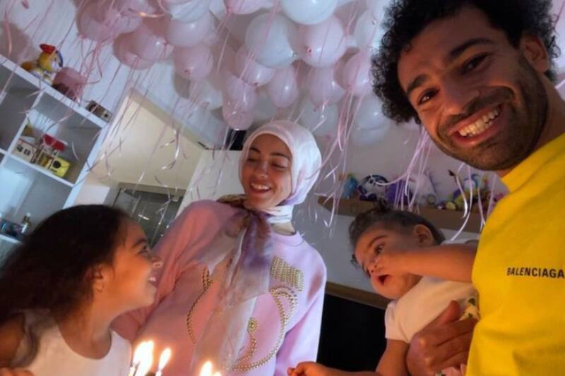 Mohamed Salah presume cada vez que puede a su familia por medio de redes sociales.