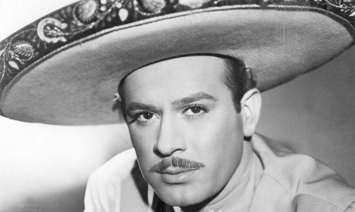 Pedro Infante utilizando uno de sus míticos sombreros de charro.