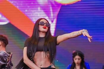 Bellakath vende menos de 50 boletos para su concierto, lo cancelan y se vuelve tendencia