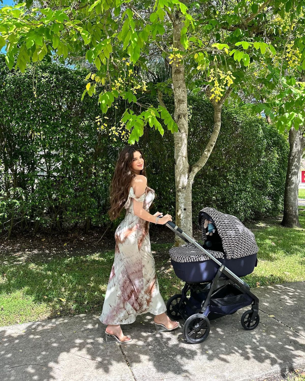 La modelo salió a dar un paseo con su bebé