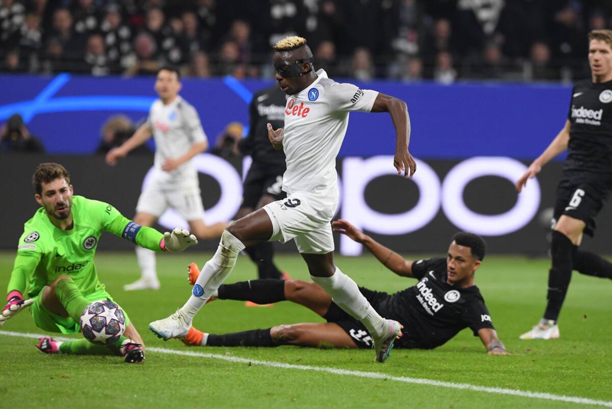 Napoli se impuso por 2-0 de visita ante Eintracht por la ida de los octavos de final de la Champions League.