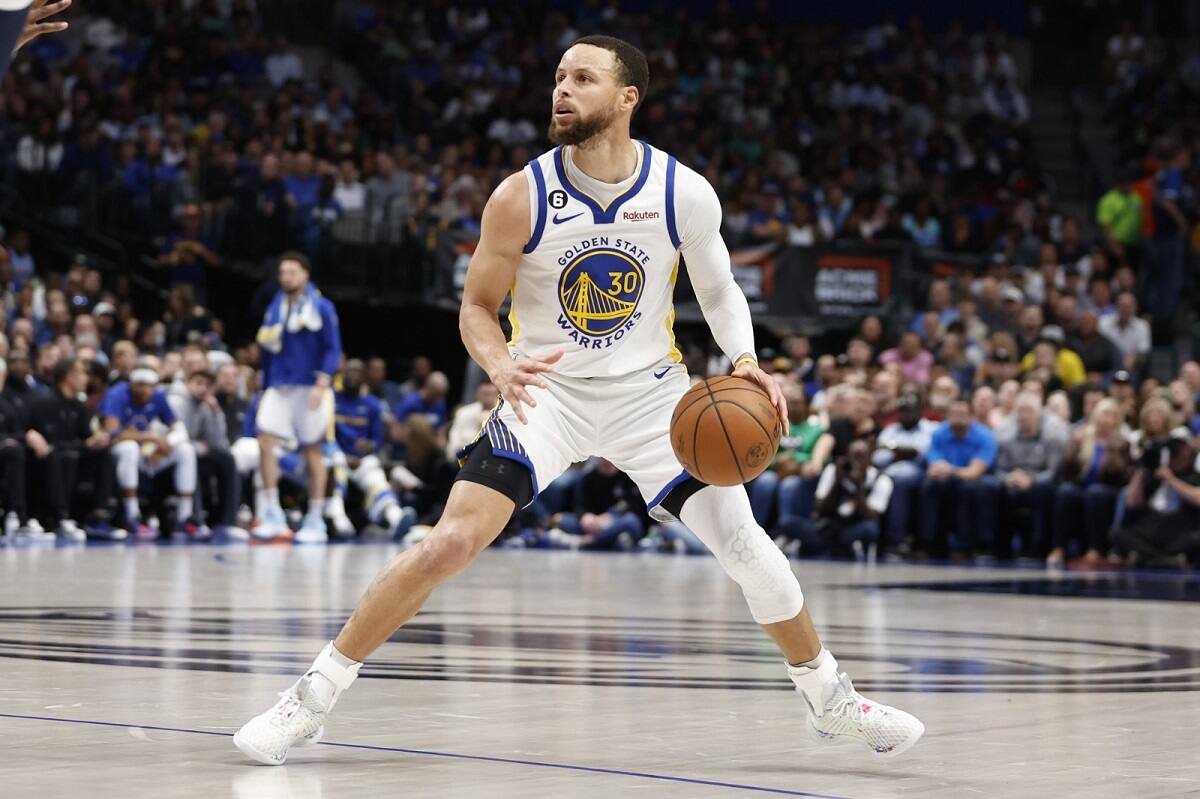 Los Warriors le ganaron un polémico partido a Dallas Mavericks.