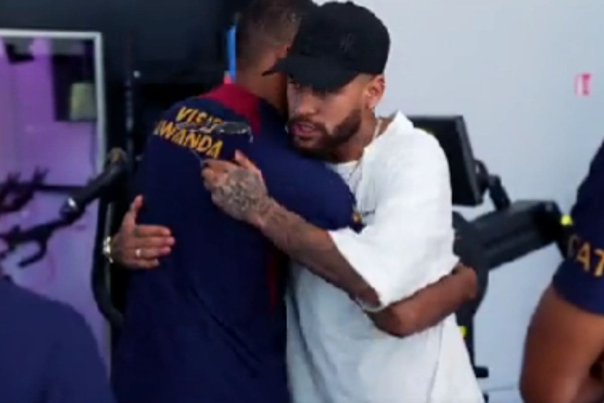 fue a despedirse del plantel del PSG. (Captura de video)