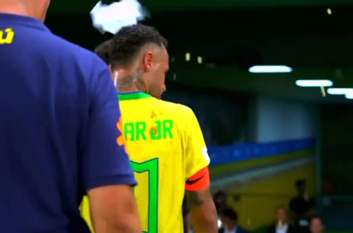 VIDEO | Sufren las supestrellas: rival escupió a Lionel Messi y le lanzaron palomitas a Neymar en Brasil