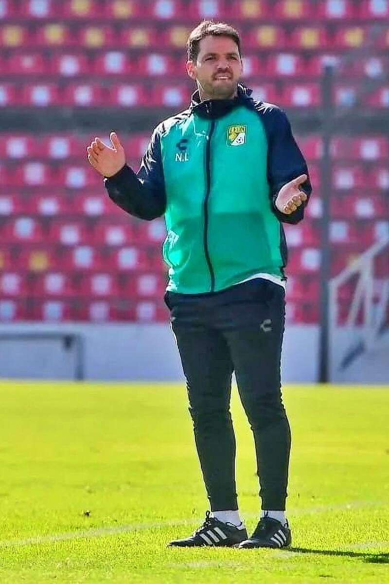 El entrenador argentino Nicolás Larcamón, director técnico de León