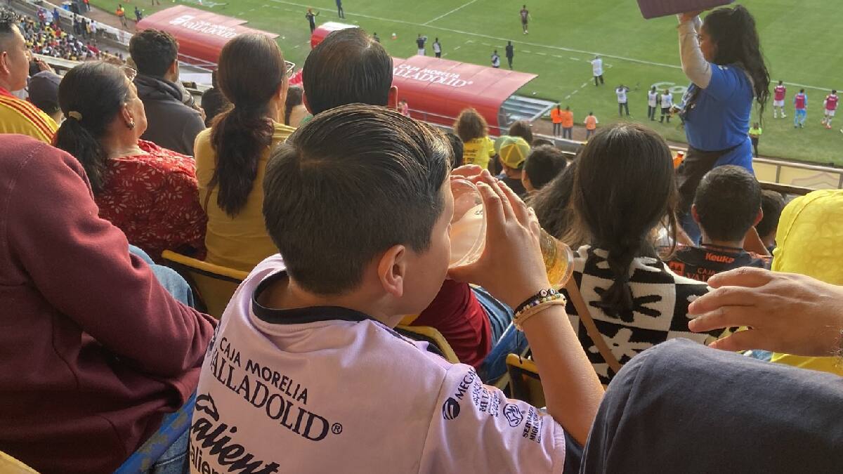 Captan a niño mientras toma cerveza en el Estadio Morelos