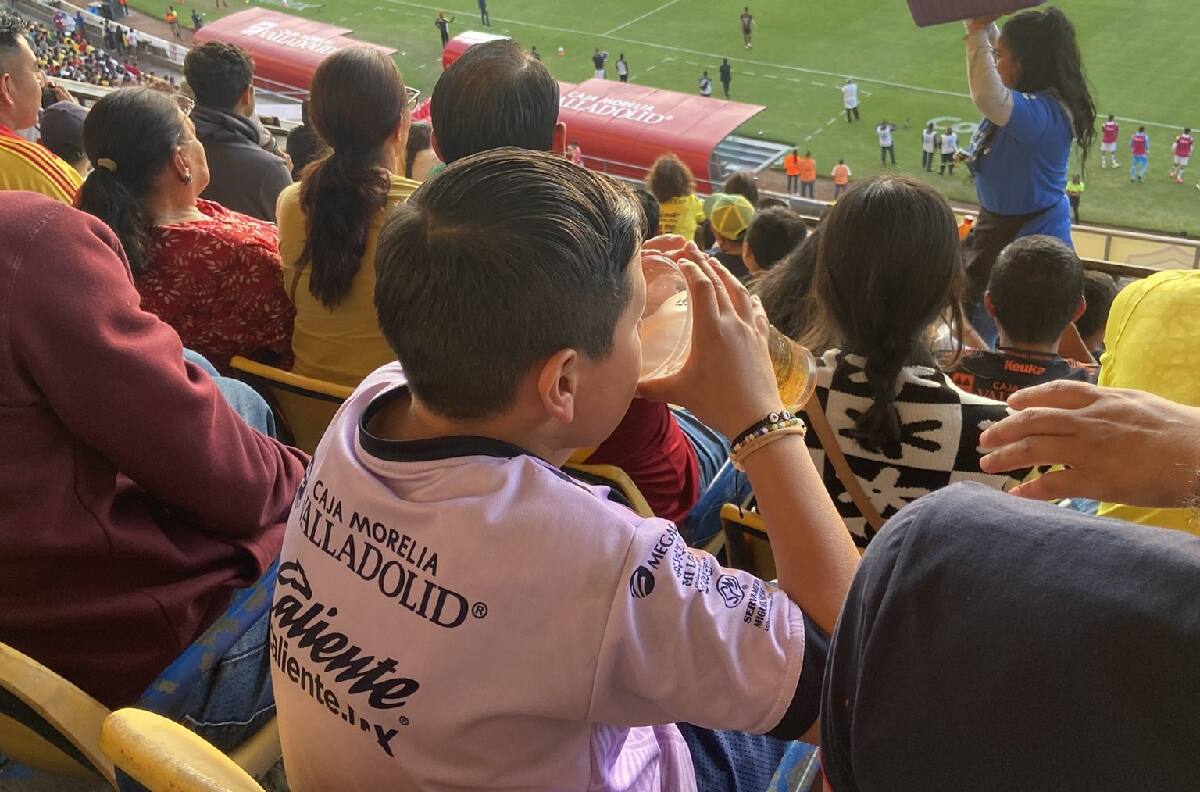 Captan a niño mientras toma cerveza en el Estadio Morelos