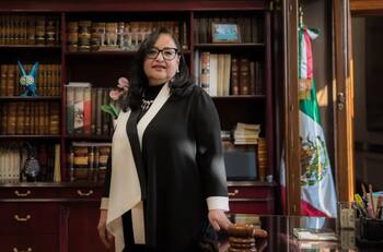 Queman figura alusiva de Norma Piña en pleno mitin convocado por AMLO