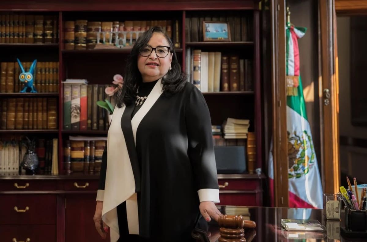 Queman figura alusiva de Norma Piña en pleno mitin convocado por AMLO