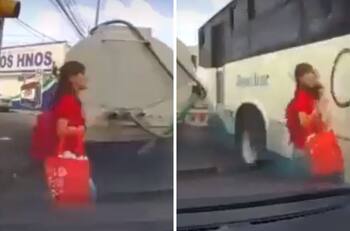 VIDEO| Captan el momento en el que una mujer estuvo cerca de ser atropellada por un camión de pasajeros