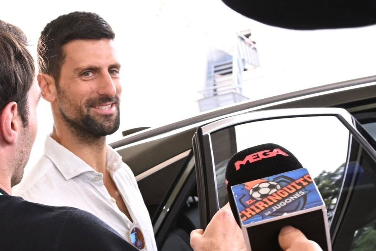 El mejor tenista del planeta, en su llega a Valencia, para sumarse al equipo serbio de Copa Davis.