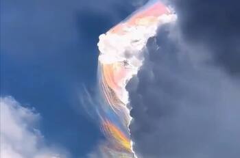 VIDEO | Hermosas nubes iridiscentes parecen una acuarela en el cielo