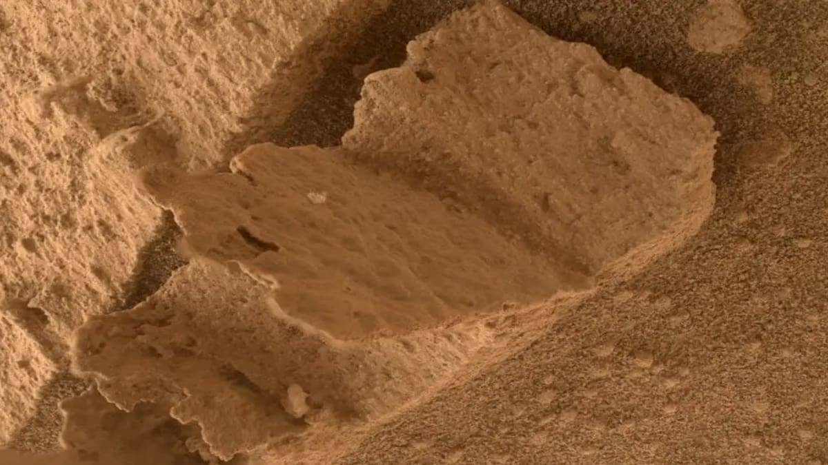 La piedra fue comparada con un libro. Créditos: NASA